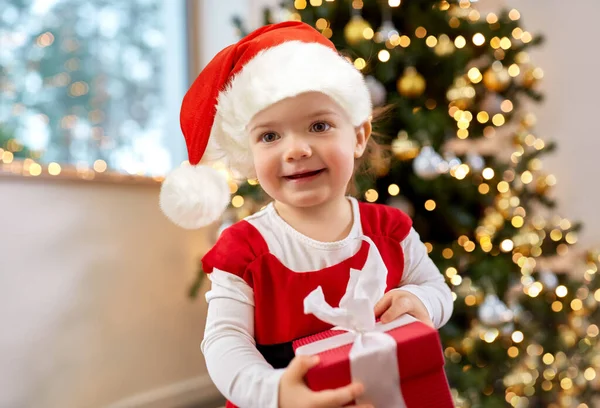 Heureux bébé fille avec cadeau de Noël à la maison — Photo