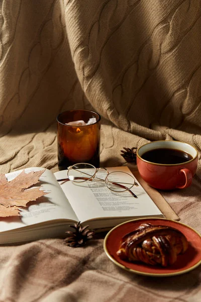 Kniha, brýle, houska, káva a svíčka na podzim — Stock fotografie