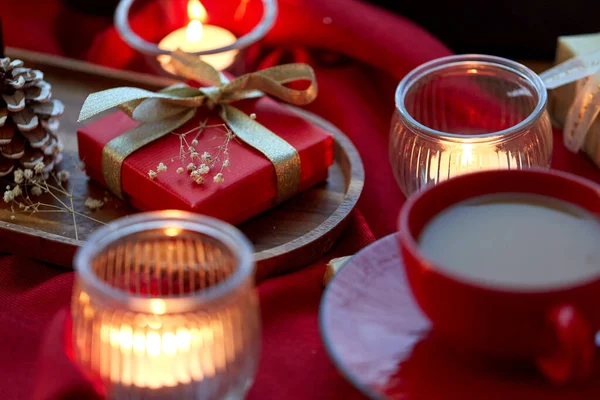 Presente de Natal, velas e café no peitoril da janela — Fotografia de Stock