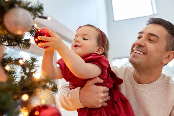 Gelukkig vader en baby meisje versieren kerstboom — Stockfoto