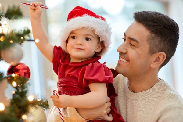 Mutlu baba ve kız bebek Noel ağacını süslüyor. — Stok fotoğraf