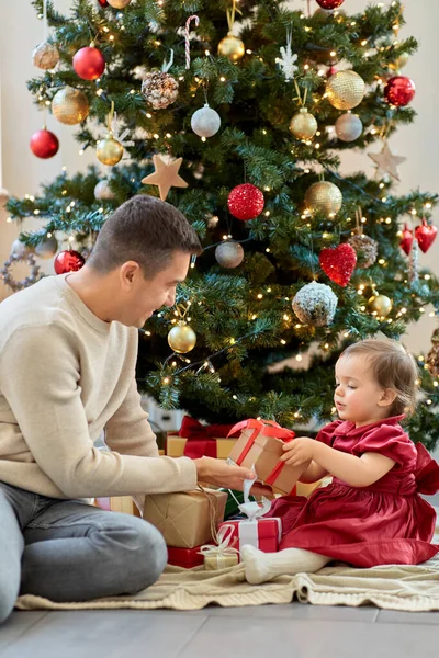 Glücklicher Vater und kleine Tochter an Weihnachten — Stockfoto