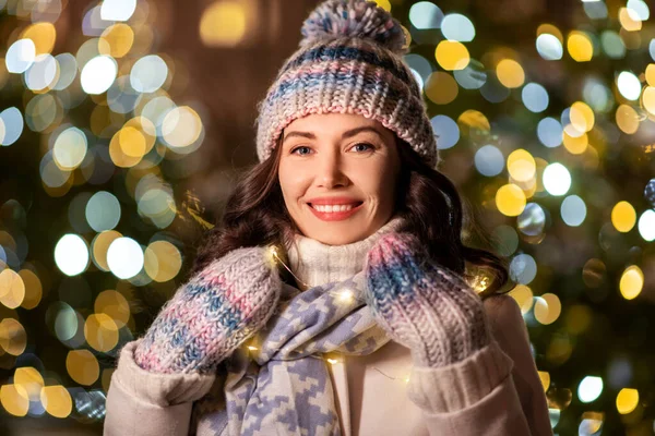 Retrato de la joven feliz en las luces de Navidad — Foto de Stock
