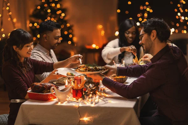 クリスマスの晩ご飯を家で食べて — ストック写真