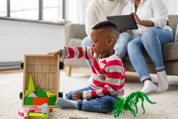 Afrikaans amerikaanse jongen spelen met speelgoed thuis — Stockfoto