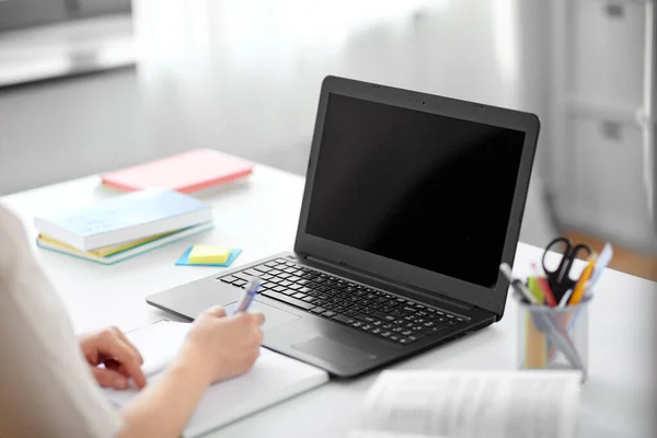 Studente donna con computer portatile, notebook e libro — Foto Stock