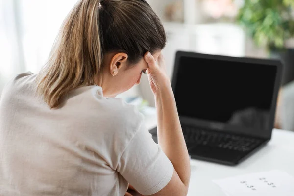 Zmęczony nauczyciel z laptopem z bólem głowy w domu — Zdjęcie stockowe