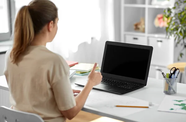Студентка з ноутбуком і малюнком вдома — стокове фото