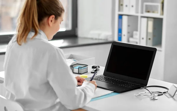 Femme médecin avec ordinateur portable à l'hôpital — Photo