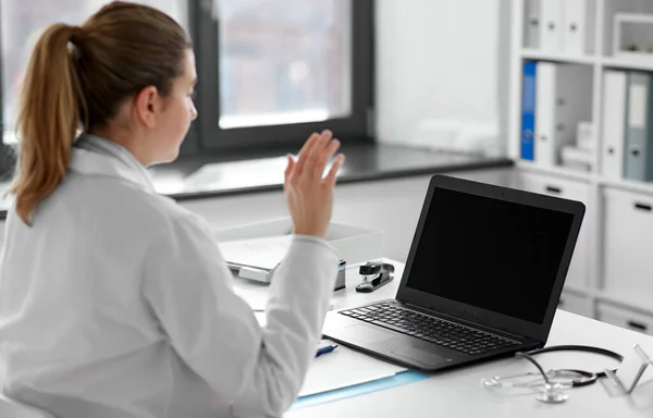Doctor cu laptop cu apel video la spital — Fotografie, imagine de stoc
