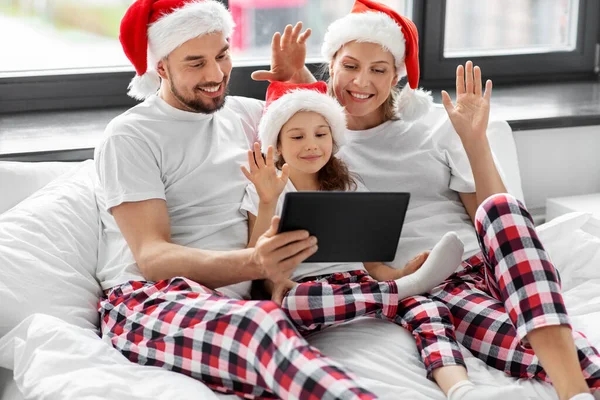 Mutlu bir ailenin Noel 'de yatakta görüntülü konuşması. — Stok fotoğraf