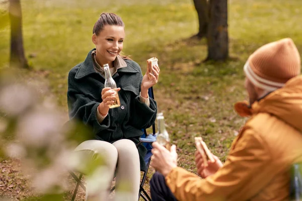 Coppia bere birra con panini al campo tenda — Foto Stock