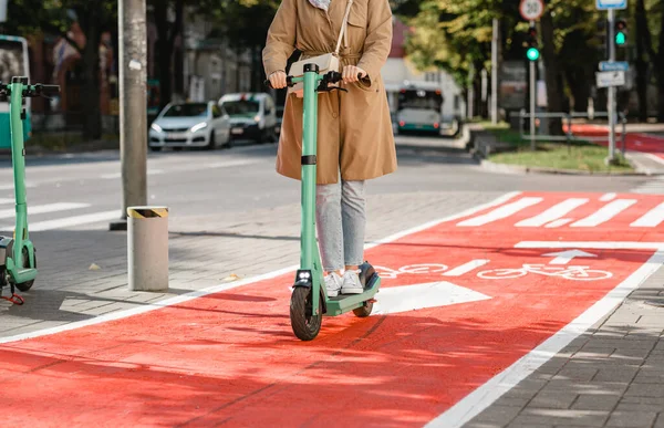 Frau fährt Roller auf Radweg in der Stadt — Stockfoto