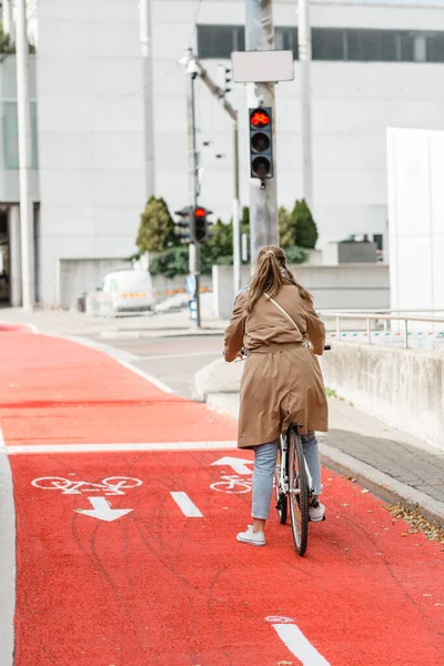 骑单车等候绿灯的妇女 — 图库照片