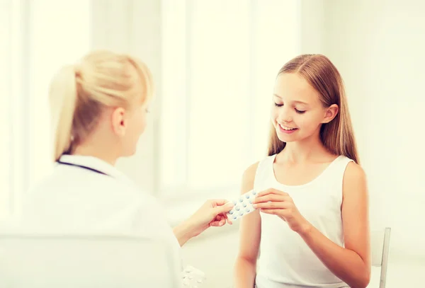 Doctor giving tablets to child in hospital — Stock Photo, Image