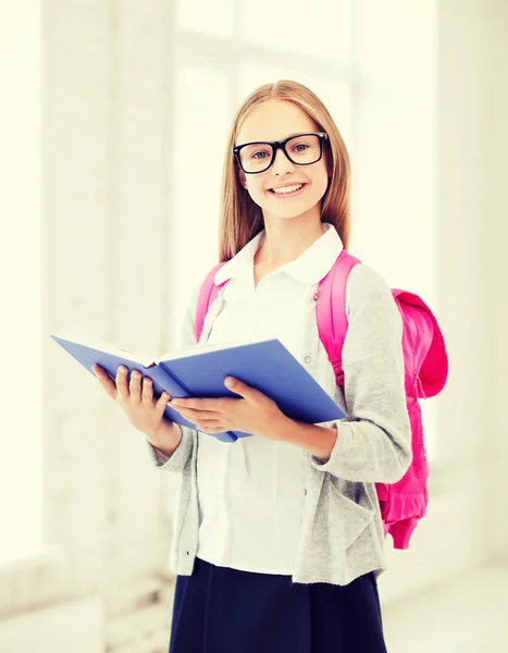 Chica leyendo libro en la escuela — Foto de Stock