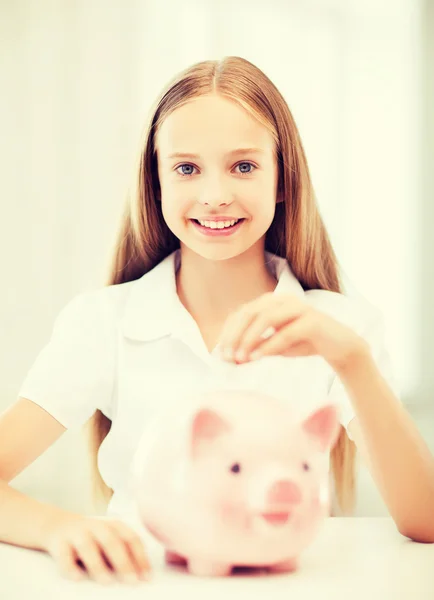 Criança com banco porquinho — Fotografia de Stock