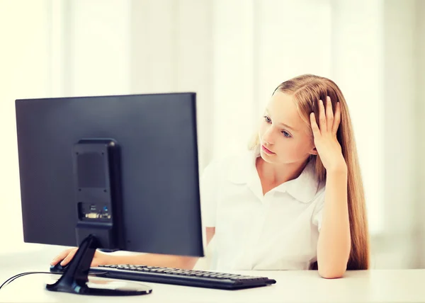 Student meisje met computer op school — Stockfoto