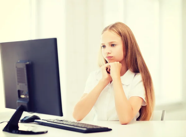 Schülerin mit Computer in der Schule — Stockfoto