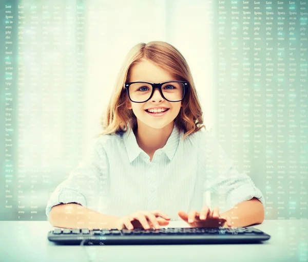 Estudante menina com teclado — Fotografia de Stock