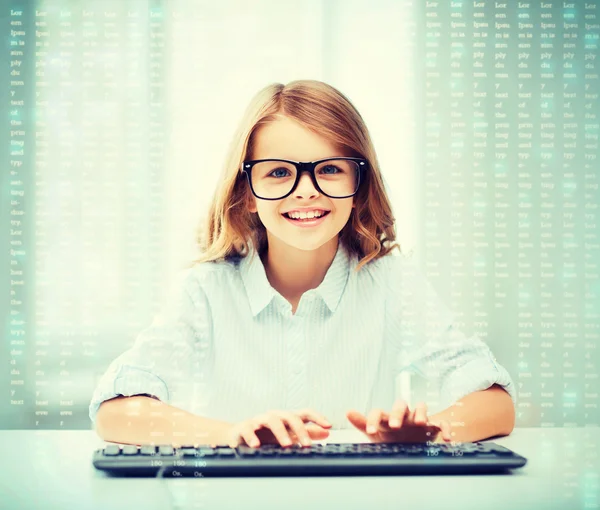 Studente ragazza con tastiera — Foto Stock