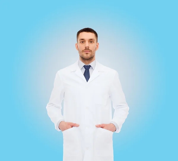 Beyaz ceketli erkek doktor — Stok fotoğraf