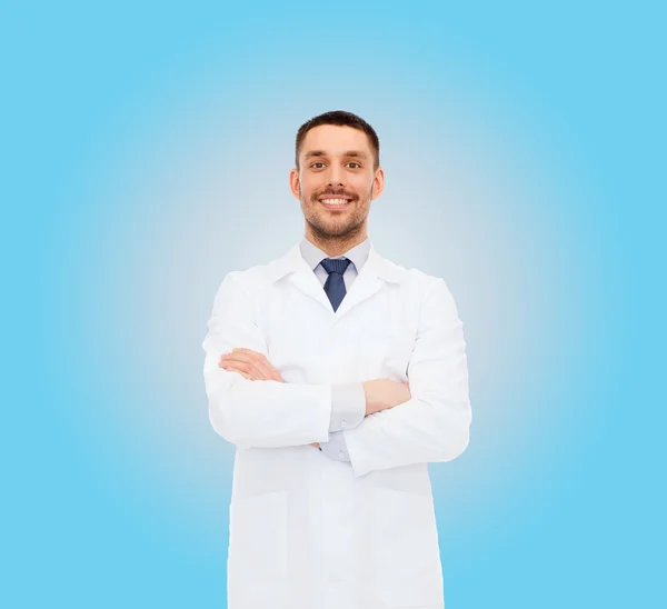 Médico varón sonriente en bata blanca — Foto de Stock