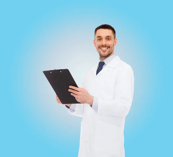 Médico varón sonriente con portapapeles — Foto de Stock