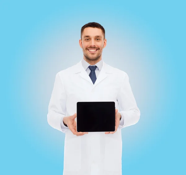 Sorridente medico maschio con tablet pc — Foto Stock