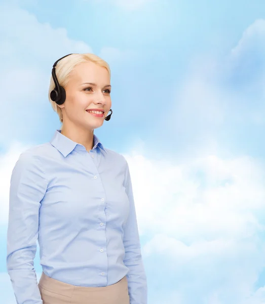 Vänlig kvinnlig hjälptelefon operatör med hörlurar — Stockfoto