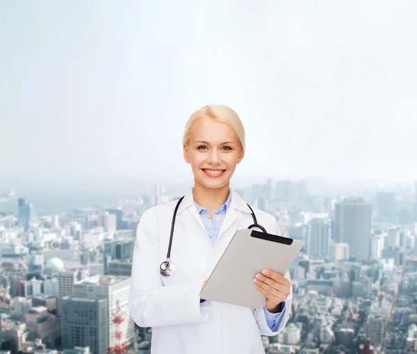 Médica com estetoscópio e tablet pc — Fotografia de Stock
