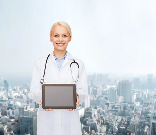 Kvinnliga läkare med stetoskop och tablet pc — Stockfoto