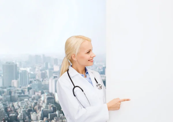 Medico sorridente femminile con stetoscopio — Foto Stock