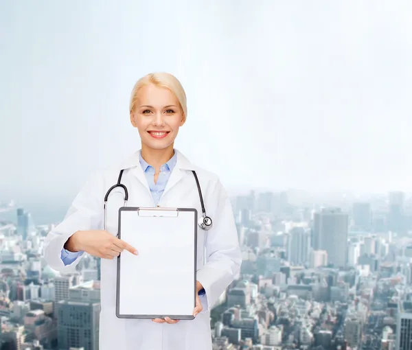 Médico sonriente con portapapeles — Foto de Stock