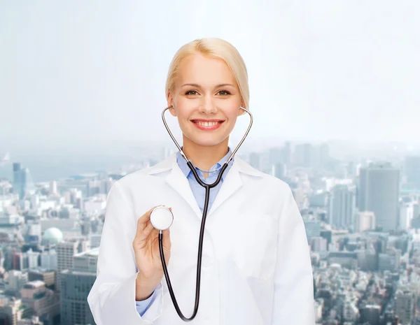 Médica sorridente com estetoscópio — Fotografia de Stock