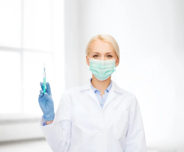 Doktor maskesi holding şırınga ile enjeksiyon yapılan — Stok fotoğraf