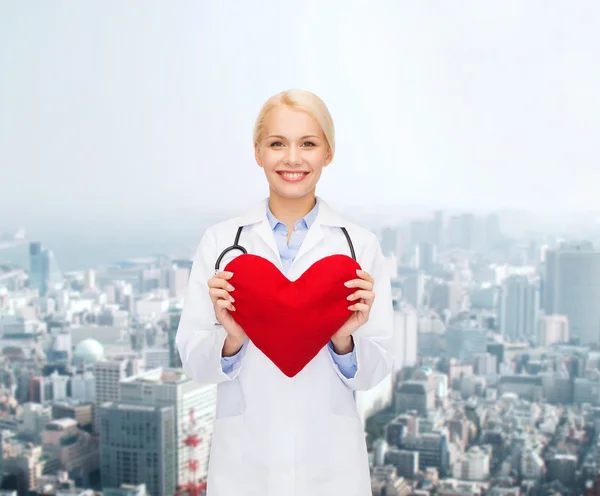 带着心脏和听诊器微笑的女医生 — 图库照片