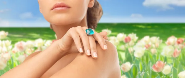 Zbliżenie dłoni kobieta z wielkim niebieski pierścień koktajl — Zdjęcie stockowe