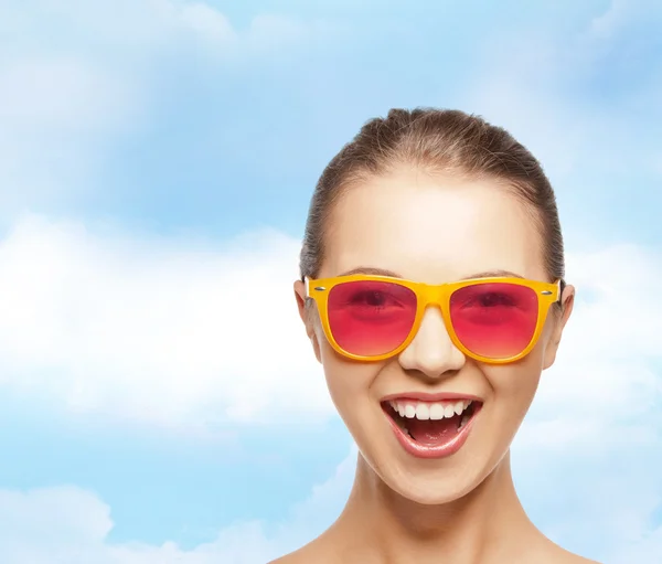 Adolescente feliz en gafas de sol de color rosa — Foto de Stock