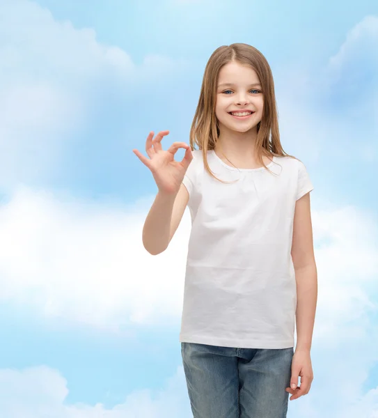 Little girl in white t-shirt showing ok gesture — Stock Photo, Image