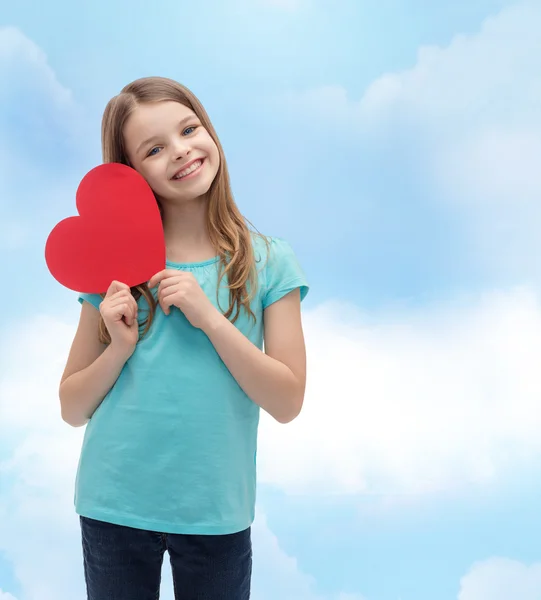 Lachende meisje met rood hart — Stockfoto