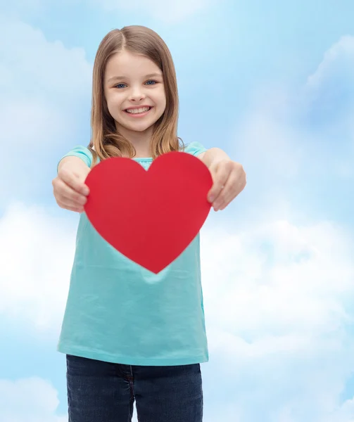 Lachende meisje rood hart geven — Stockfoto