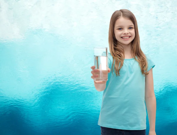 Lächelndes kleines Mädchen gibt Glas Wasser — Stockfoto