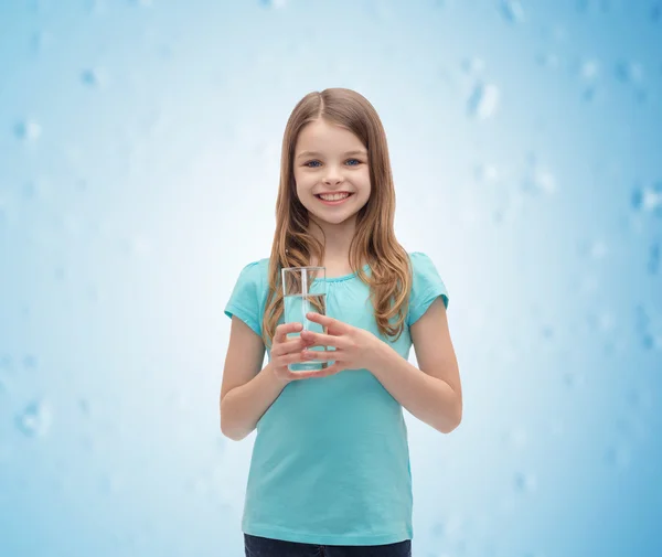 微笑的小女孩，用杯水 — 图库照片