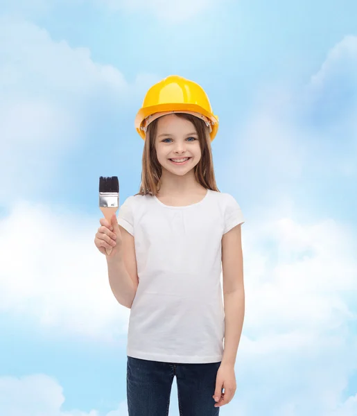 Sourire de petite fille au casque avec rouleau à peinture — 图库照片