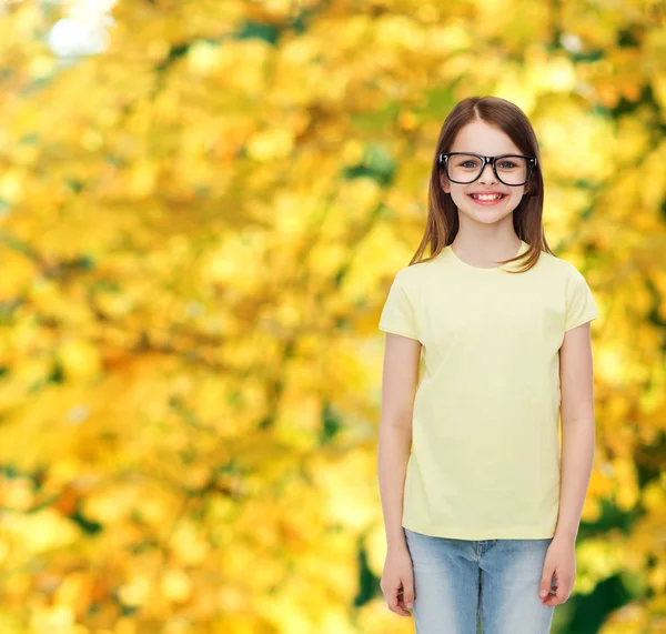 Sorridente carina bambina in occhiali neri — Foto Stock