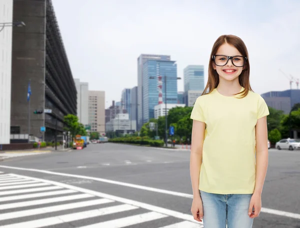 Sonriente linda niña en gafas negras —  Fotos de Stock