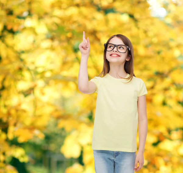 Sonriente linda niña en gafas negras — Foto de Stock