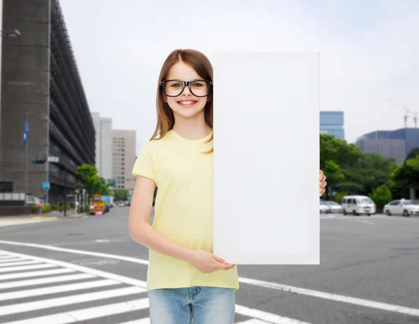 Niña usando anteojos con tablero en blanco — Foto de Stock