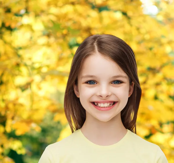 Lächelndes kleines Mädchen auf weißem Hintergrund — Stockfoto